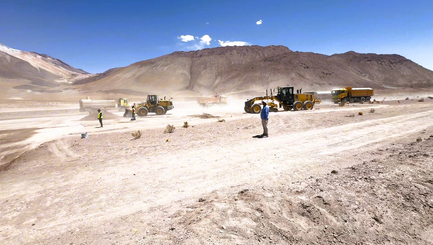 Panorámica de equipos trabajando en caminos